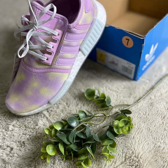 Nwt Adidas NMD_R1 Running Shoes in Bliss Lilac / Cloud White / Bliss Lilac 7/8.5 - Picture 1 of 10